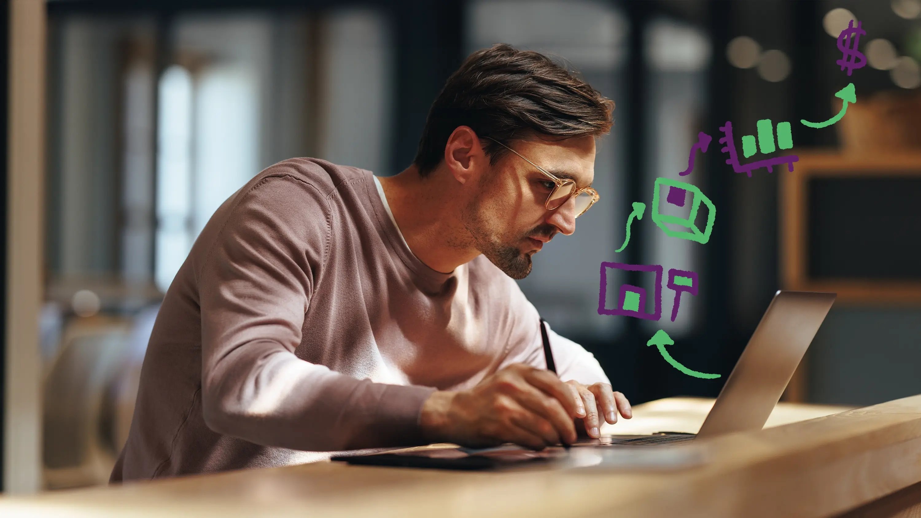 Hombre dibujando una cadena de suministro sobre una Wacom, mientras este dispositivo está rodeado de paquetes de cartón. Un ejemplo de Carrier Hub de Pinit. 