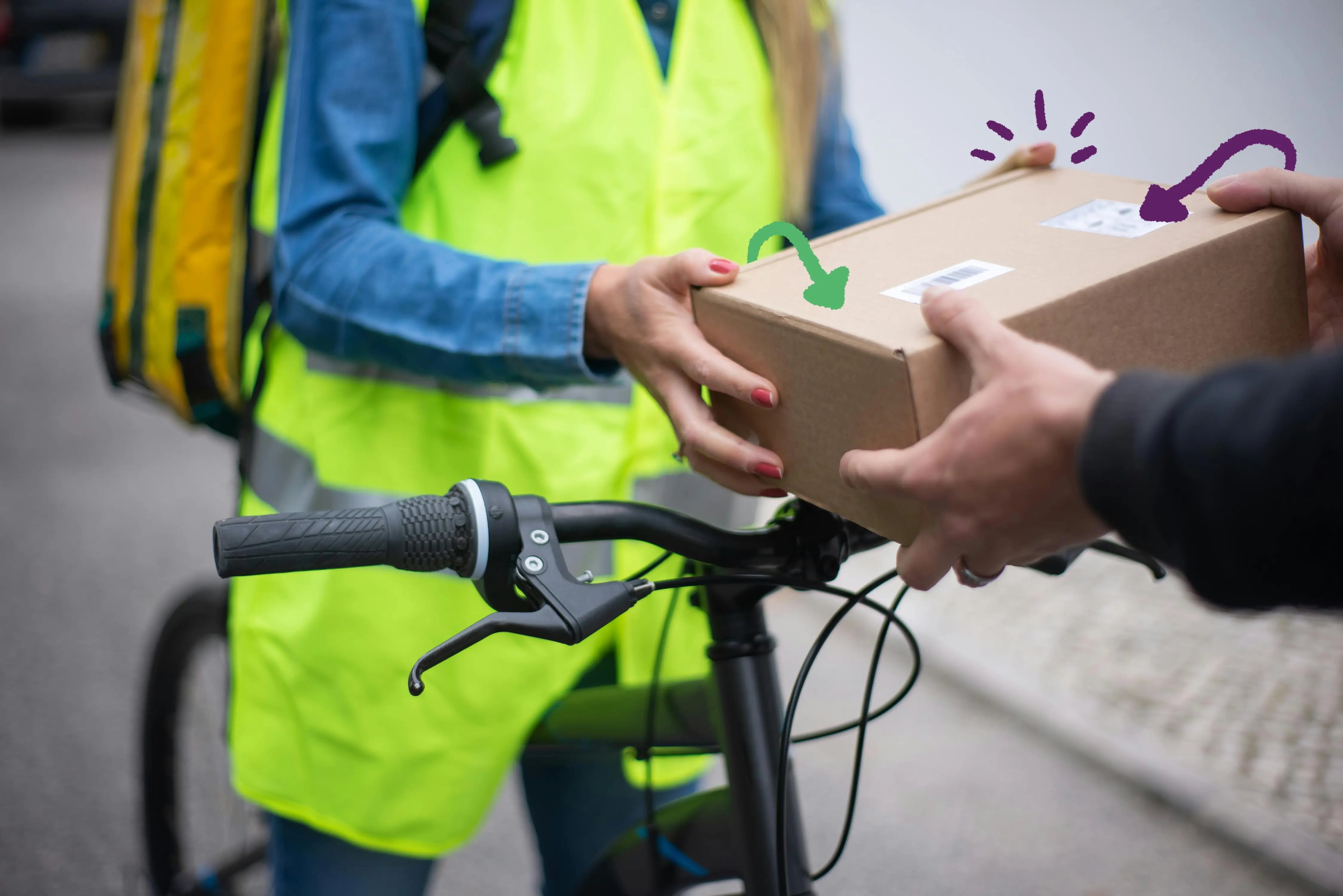 Una mujer realizando una entrega de última milla en bicicleta mientras un hombre recibe el paquete demostrando la importancia de la optimización de rutas de reparto.