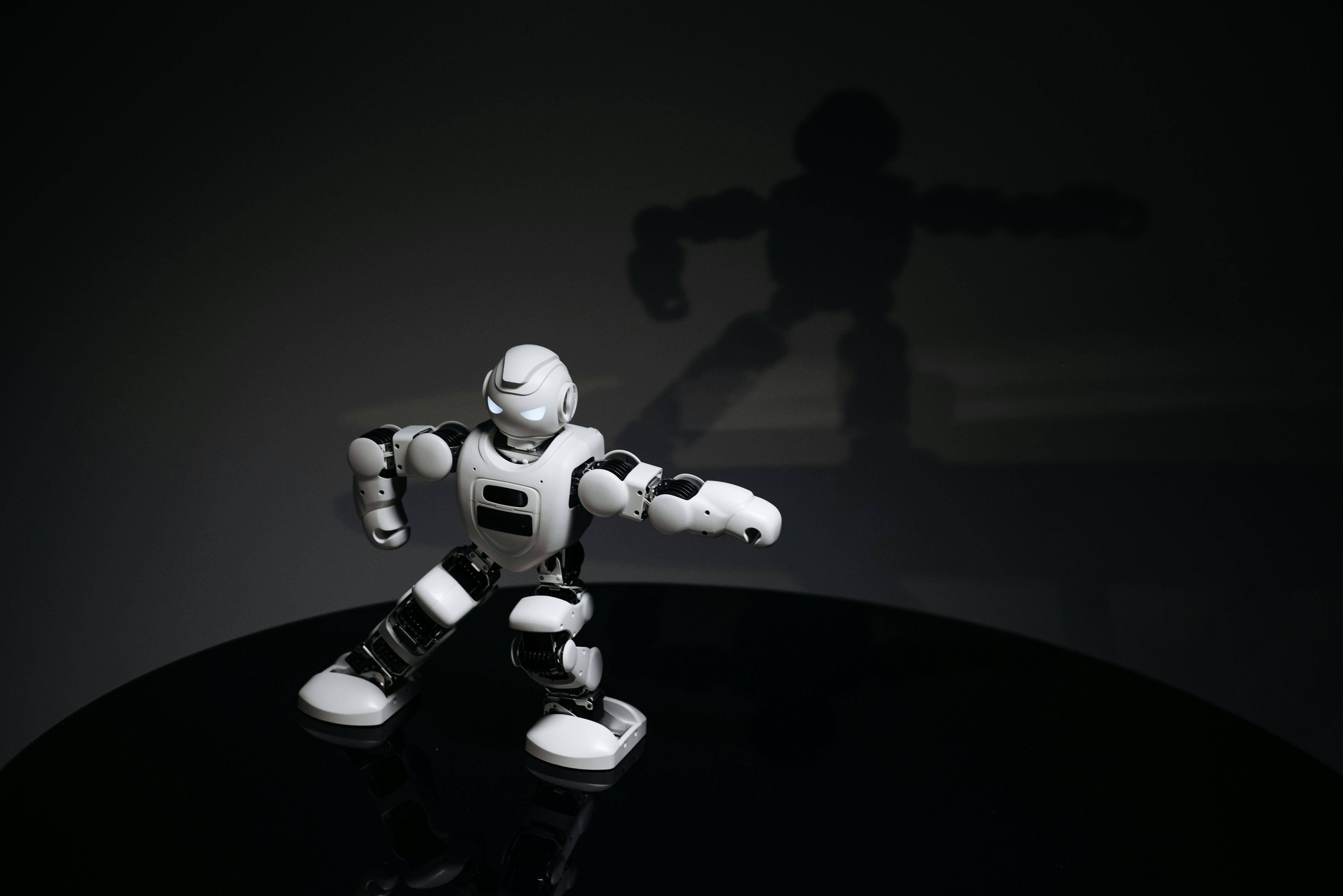 Robot sobre una mesa en pose dinámica, representando tecnología aplicada a logística.