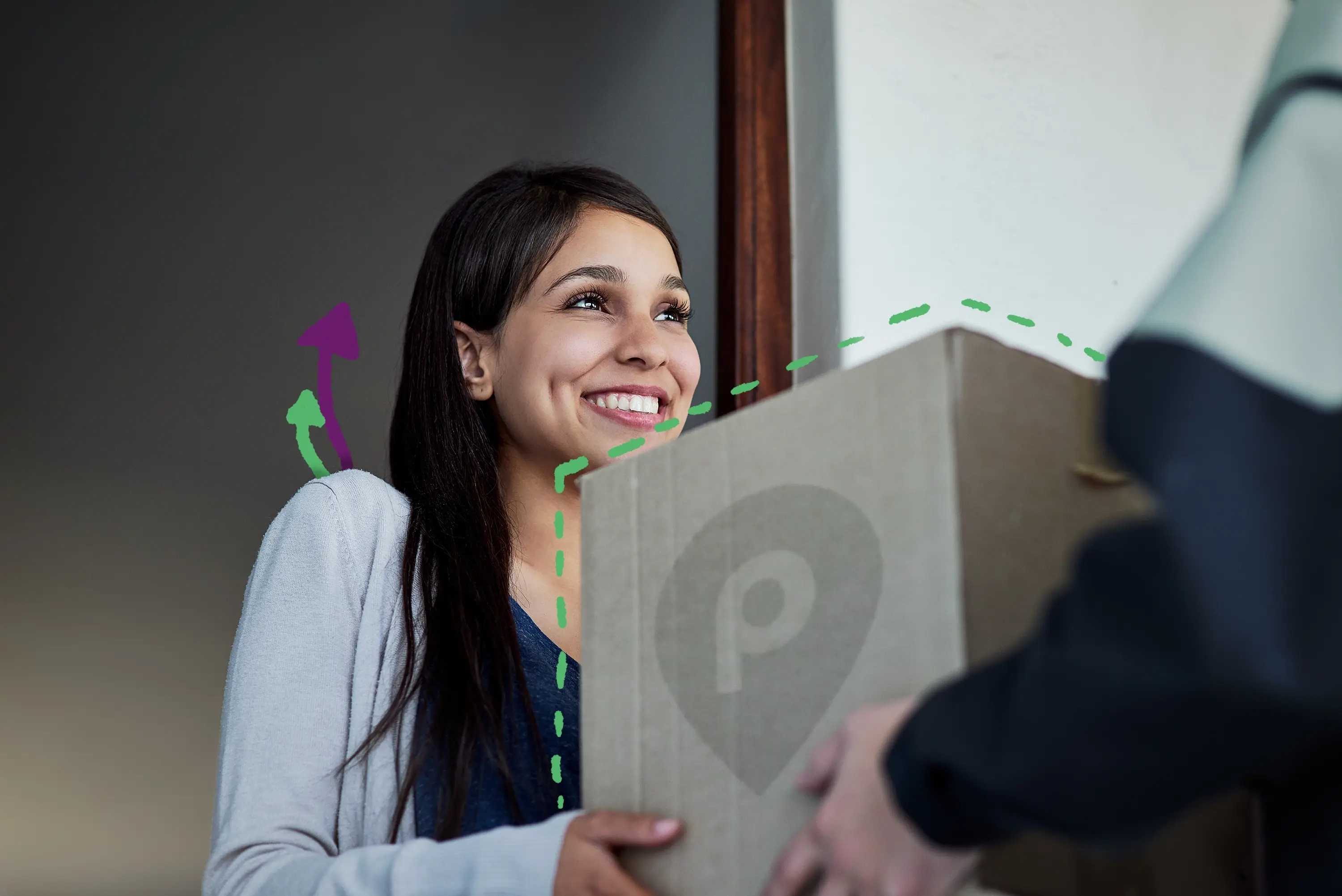 Mujer con paquete, demostrando satisfacción por recibir una entrega de última milla en la fecha y hora determinada, gracias a un sistema de trazabilidad optimizado.