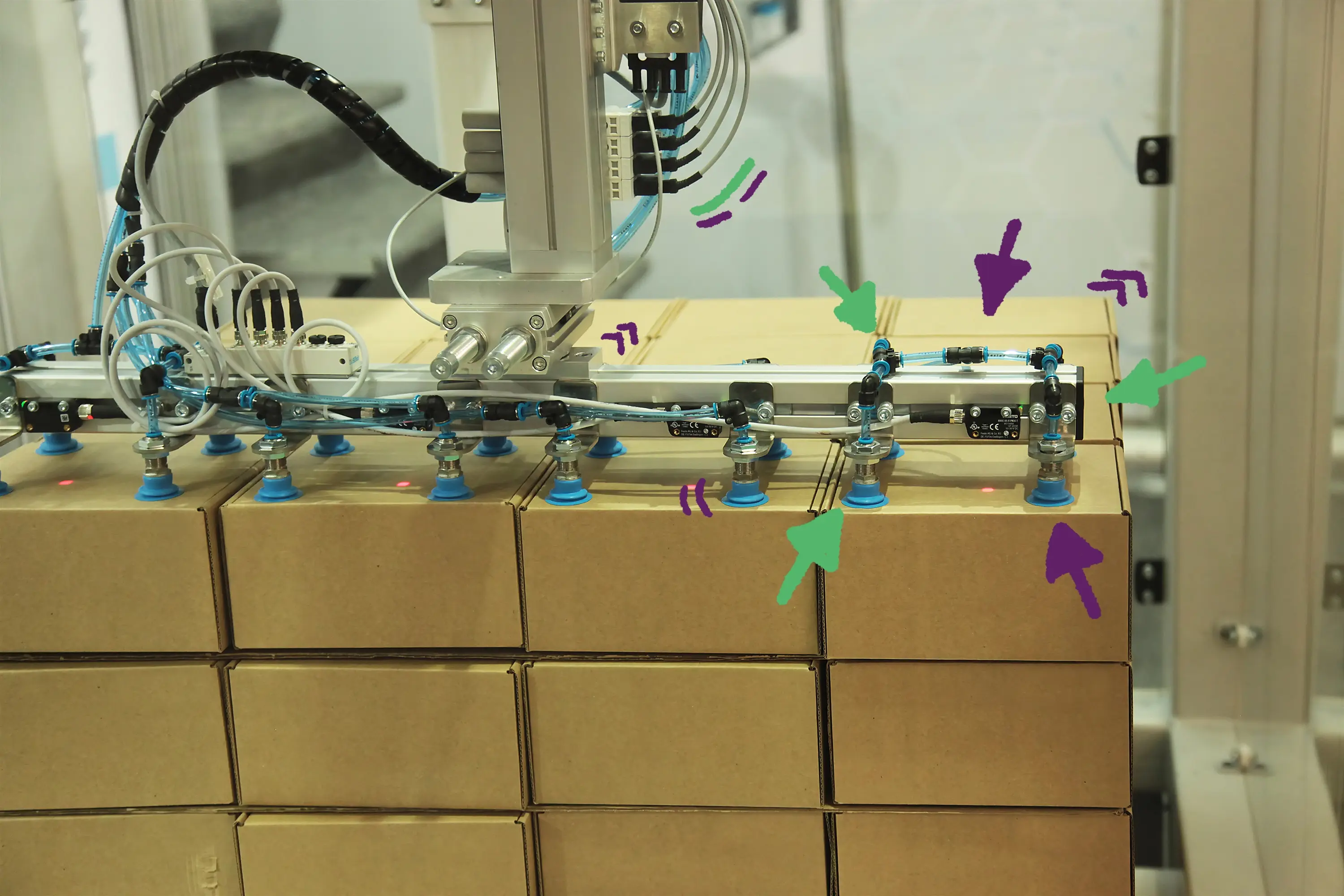Sistema automatizado de succión manipulando paquetes como parte de un proceso de Logística 4.0 en una operación industrial.