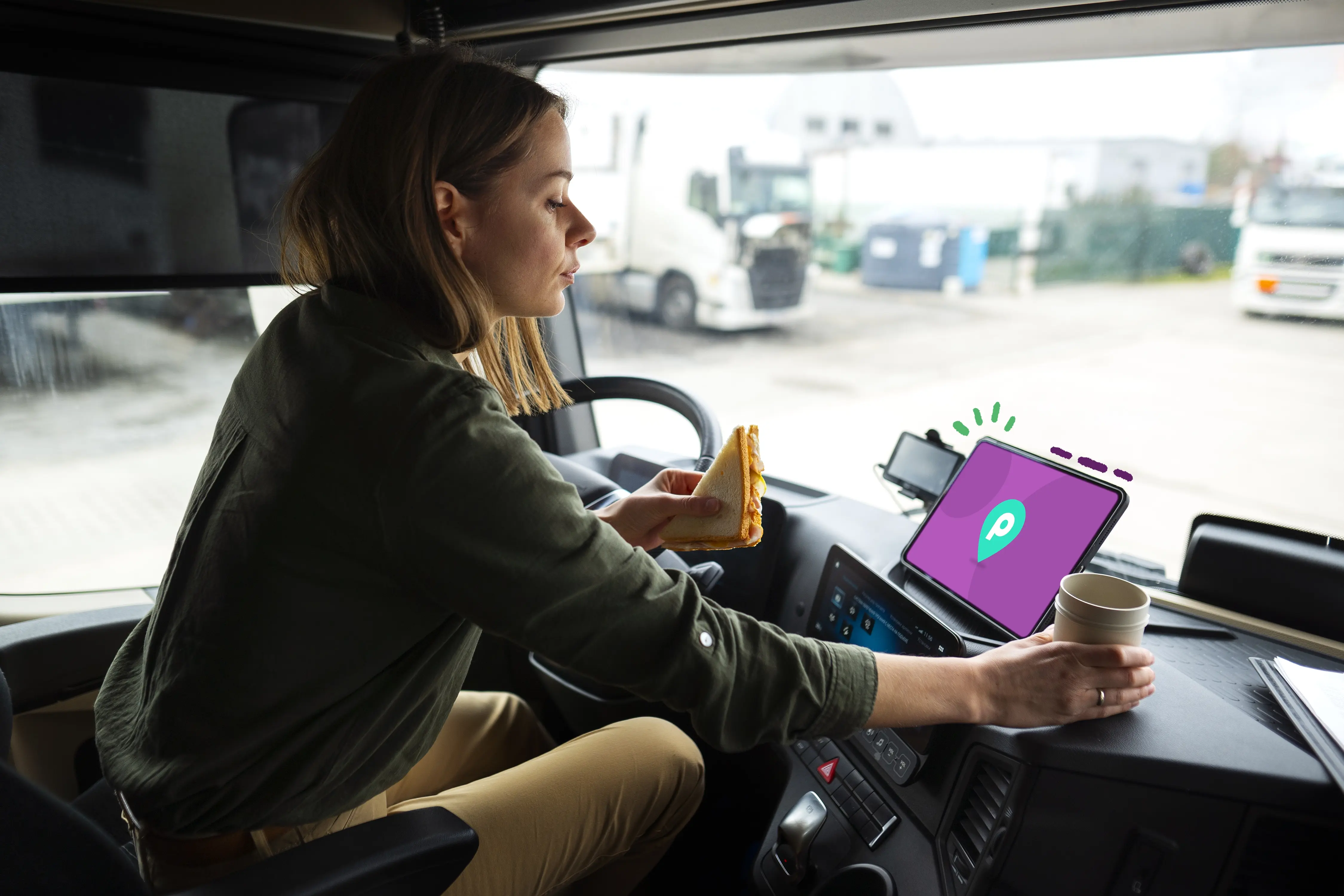 Una mujer en un vehículo de reparto desayunando mientras activa el sistema de gestión de transporte (TMS) para cargar sus rutas de entrega y la trazabilidad. 